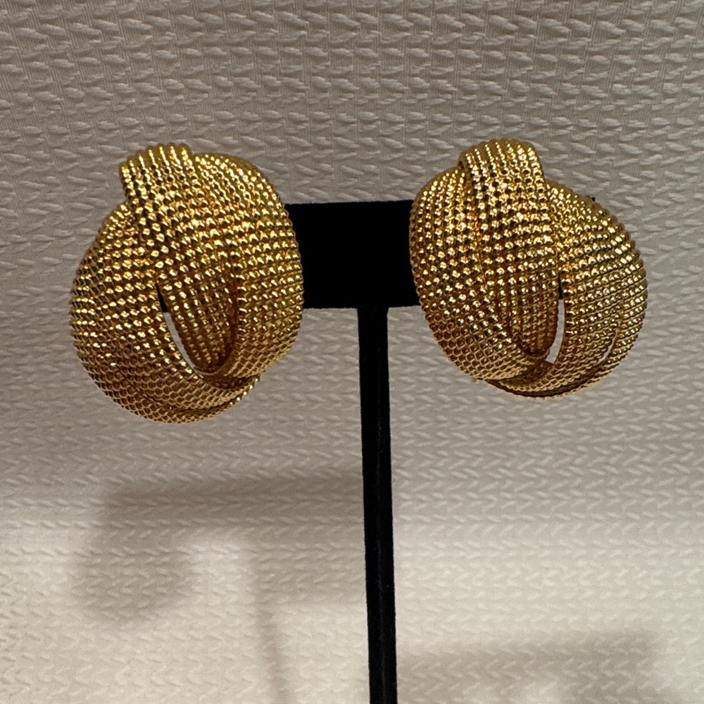 Norma Jean Vtg Chic Gold Tone Textured Layered Loop ClipOn Earrings